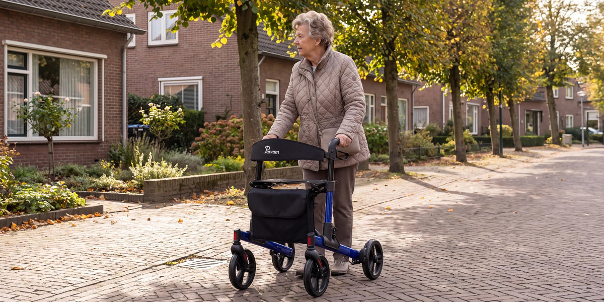 Parvum Riva in blauw onder de lindebomen van een dorpsstraat; een vrouw kijkt naar een voortuin.
