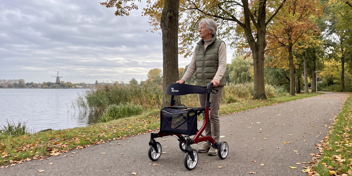 Parvum SuperLight Plus in rood langs een meer; een vrouw staat even stil en kijkt uit over het water.