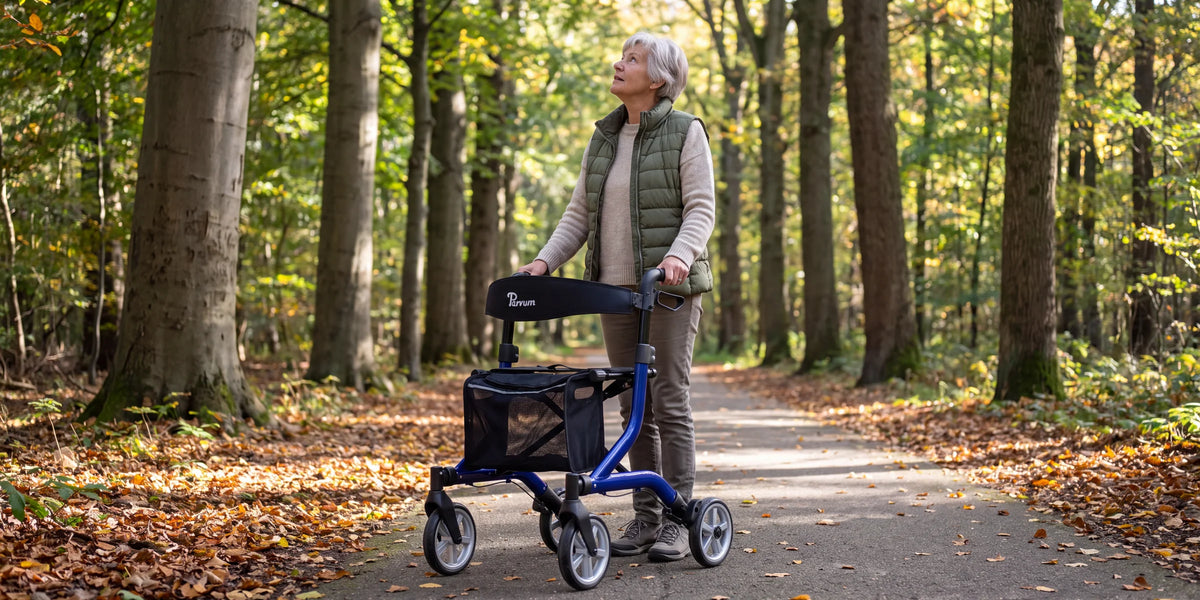Parvum SuperLight Plus in blauw op een bospad met beuken; een vrouw kijkt omhoog naar de bomen.