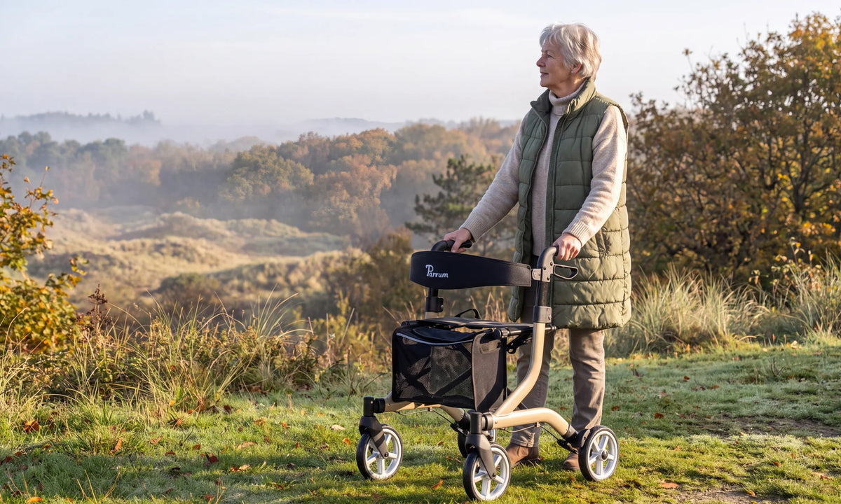 Parvum SuperLight Plus in champagne op een uitkijkpunt in de duinen; een vrouw kijkt uit over het land in de ochtendnevel.