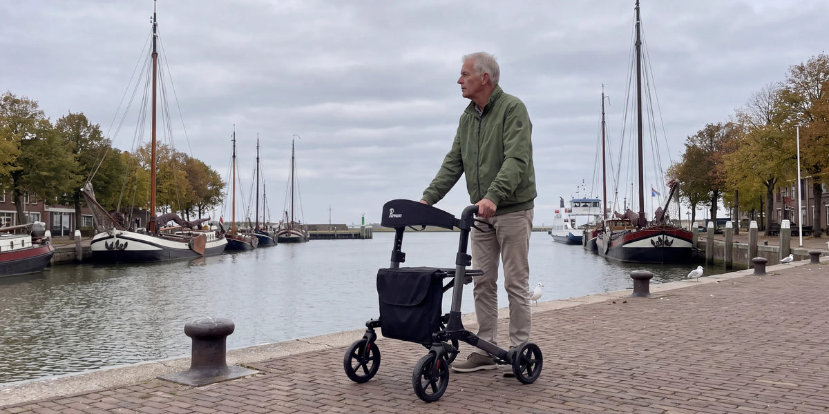 Parvum Brava in anthracite at a ferry port under a gray sky; a man looks out at the boats.