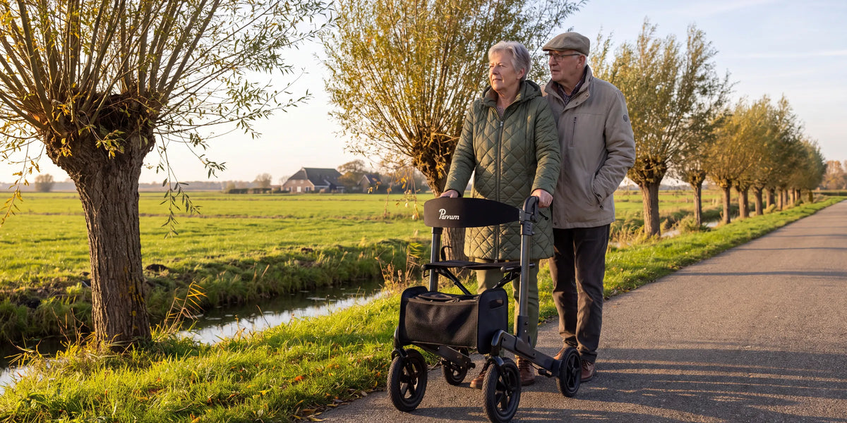 Parvum Luxo Air in antraciet op een polderweg; een vrouw staat achter de rollator, haar man vlak achter haar.