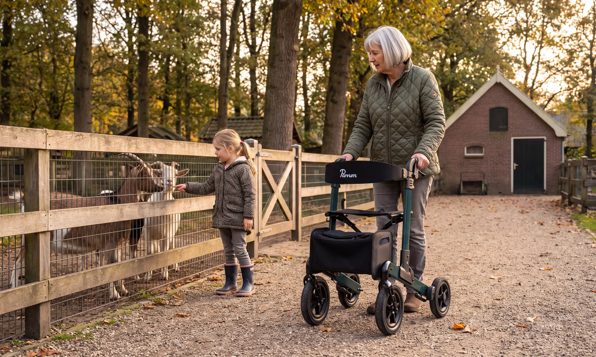 Parvum Luxo Air in petrolgroen bij een kinderboerderij; een vrouw kijkt naar een meisje bij de geiten.