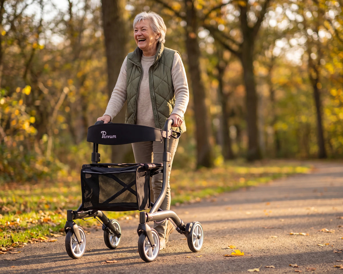 Parvum SuperLight Plus in antraciet; een vrouw met grijs haar lacht, haar handen op de handvatten.